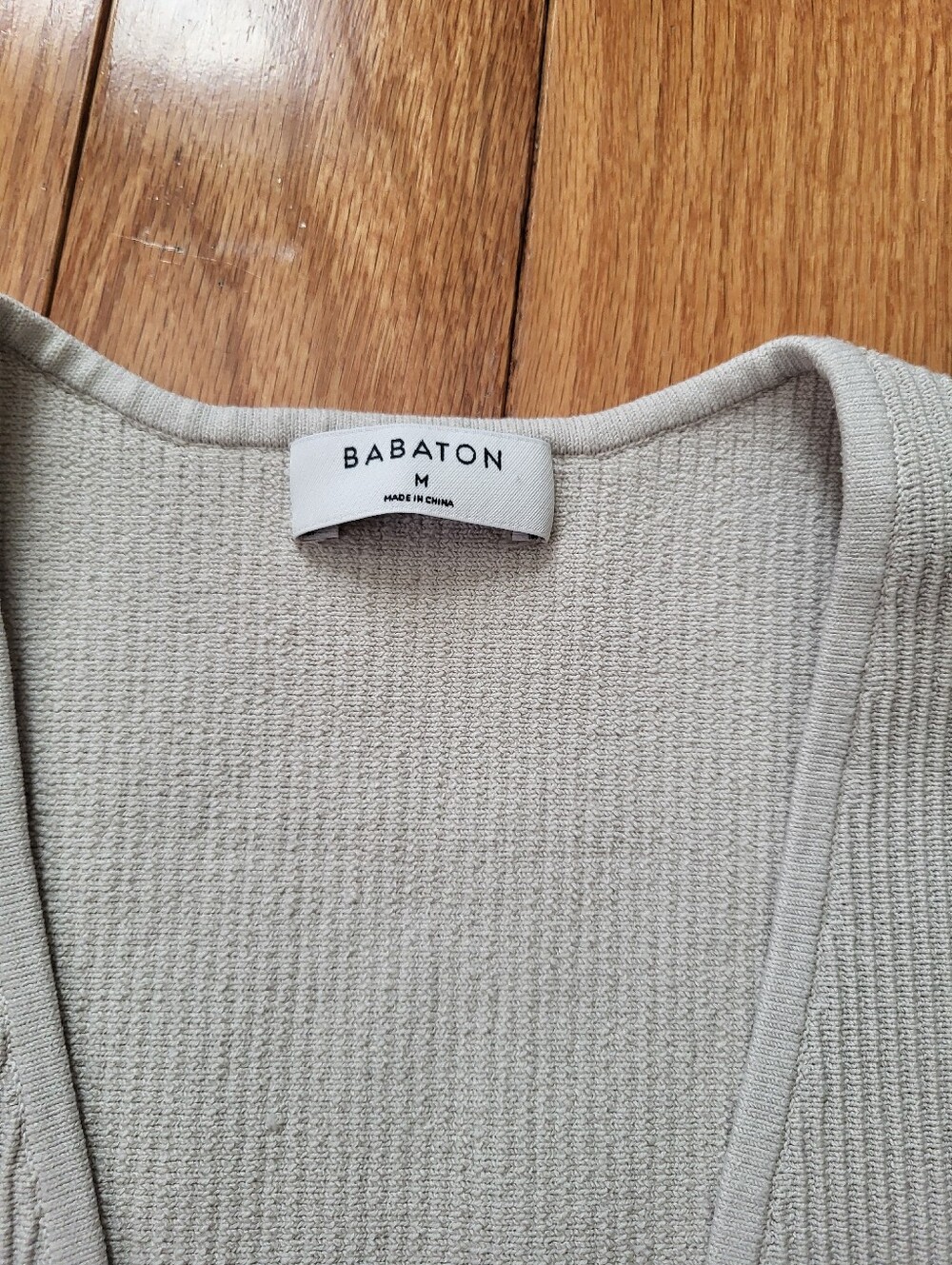 Babaton Ribbed Deep V Crop Top - Picture 3 of 4